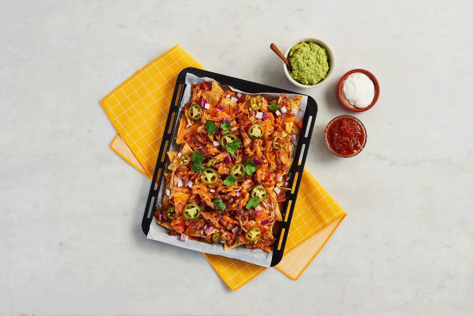 Nachos con pollo desmenuzado a la barbacoa