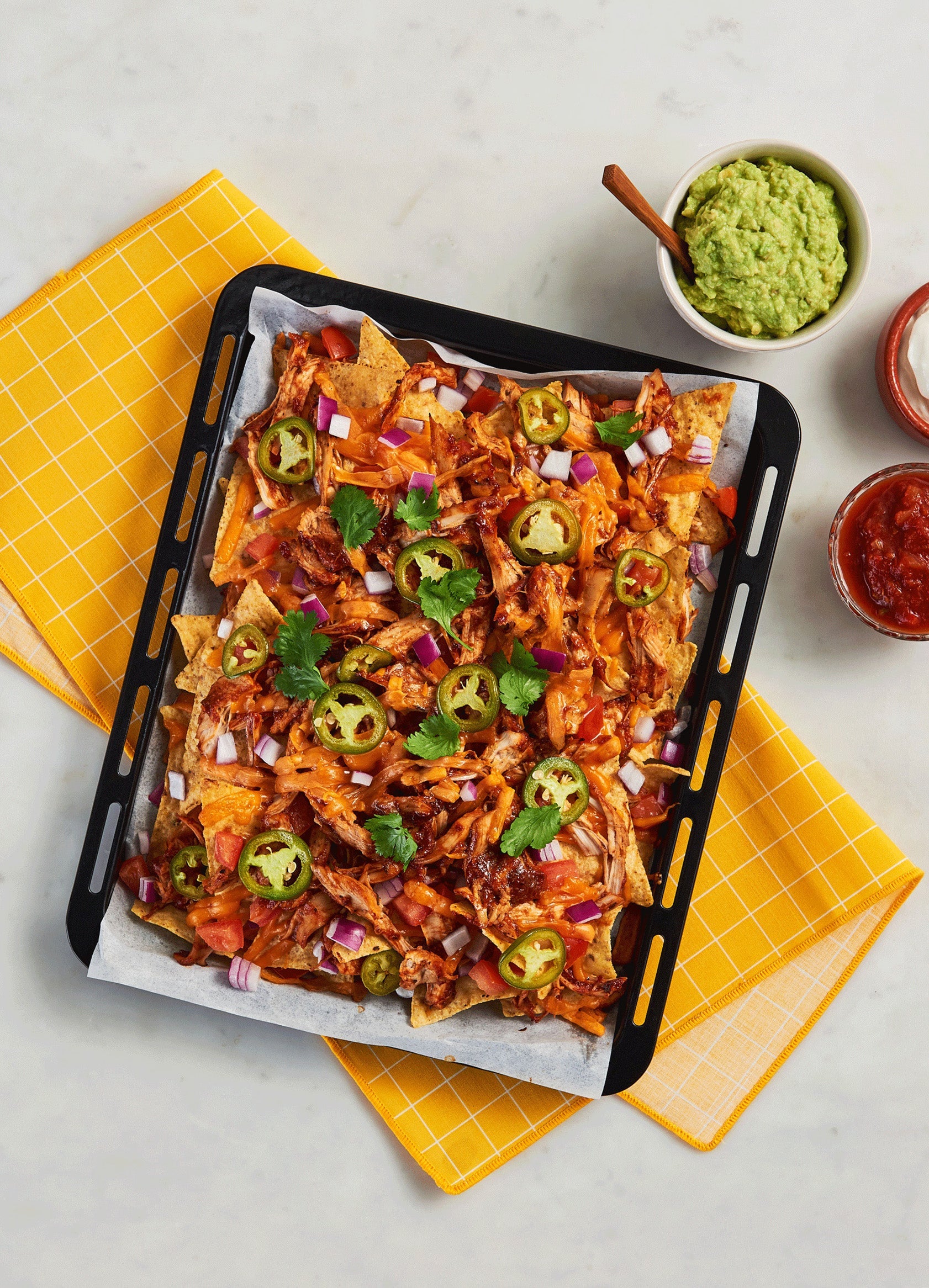 Nachos con pollo desmenuzado a la barbacoa