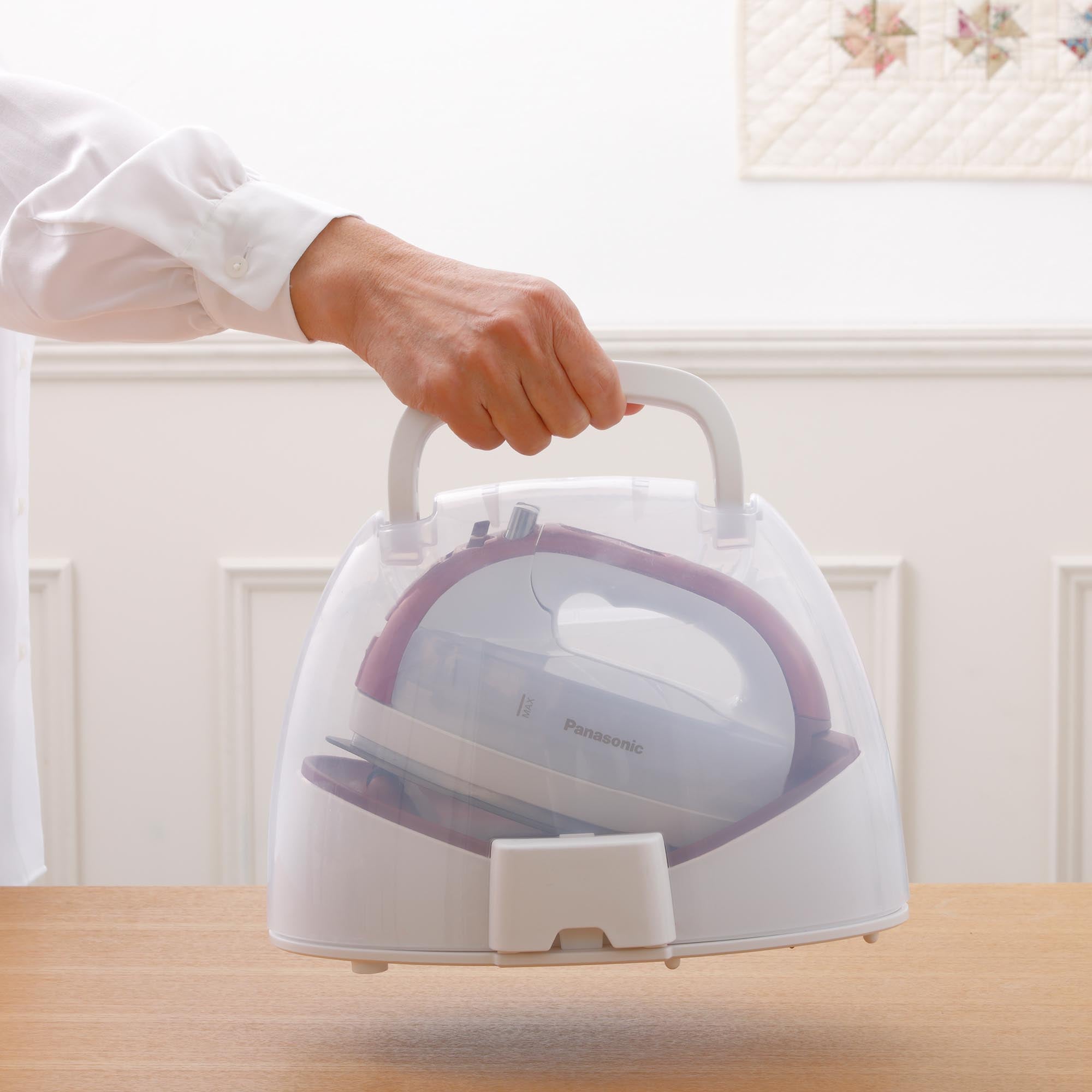 Cordless Steam/Dry Iron 1700W with wide stainless plate in a heatproof carry case.