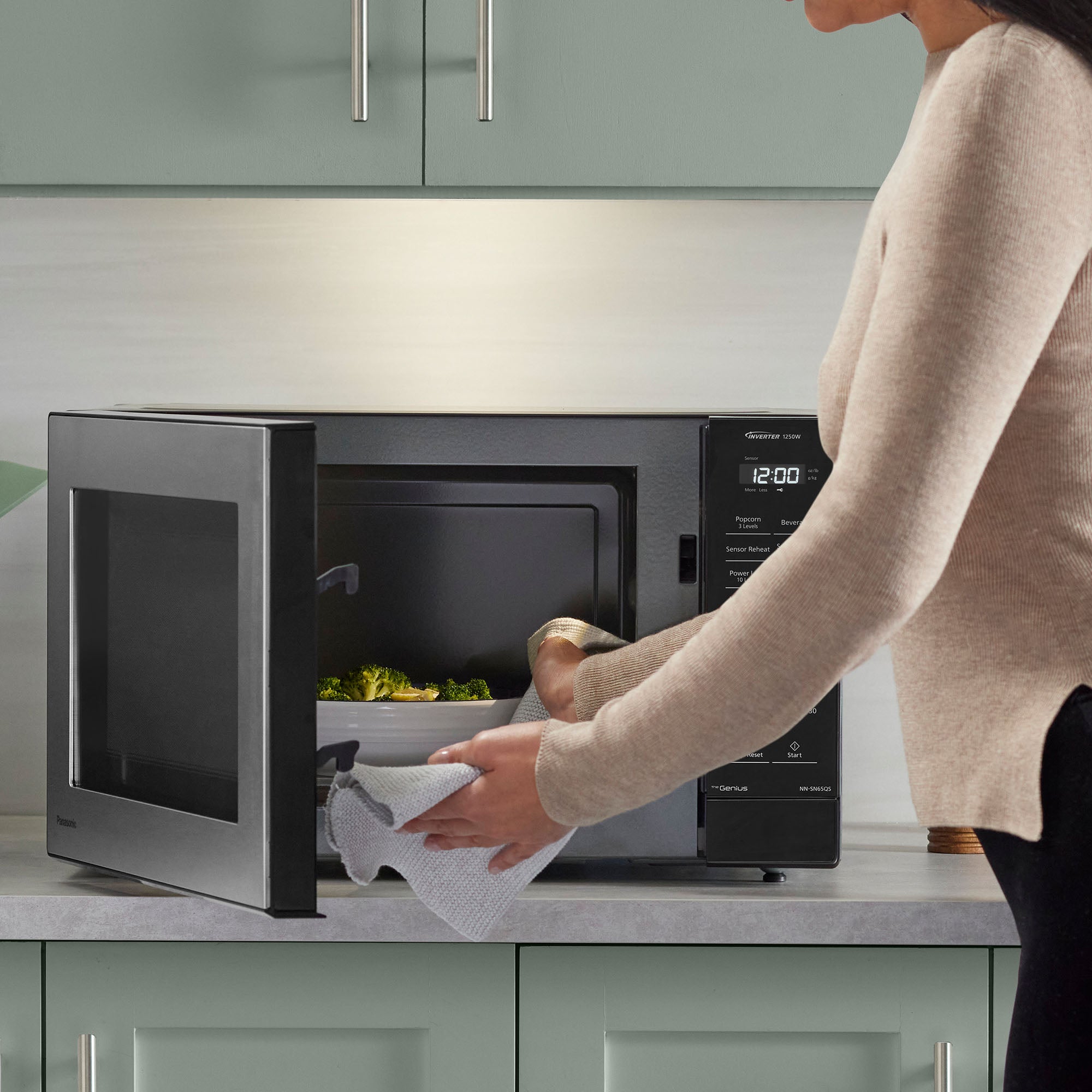 1.2 Cu. Ft. Inverter Microwave 1250W - NN-SN65QSD